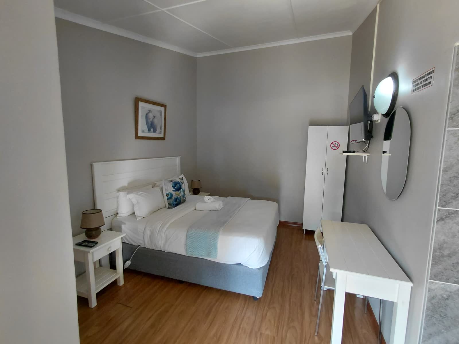Double guest room with blue accents, workspace and wardrobe